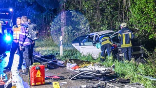 Frontalzusammenstoß zweier Autos bei Ulm: Rettungskräfte arbeiten an der Unfallstelle