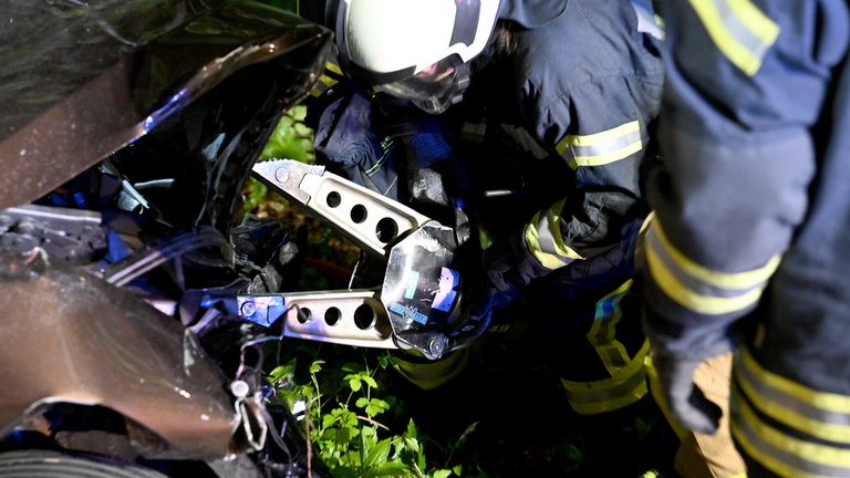 Rettungskräfte im Einsatz - der schwere Unfall in Ulm geschah Freitagnacht auf der Talfinger Uferstraße in der Nähe des Messegeländes. 