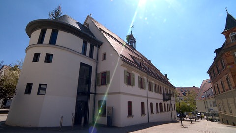 Das Langenauer Rathaus. In einer Ecke ist ein helles Rechteck zu erkennen.