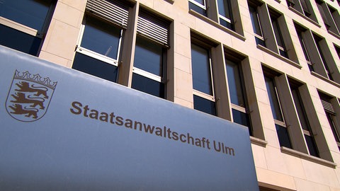 Schild von der Staatsanwaltschaft Ulm, dahinter das Gebäude an der Olgastraße.