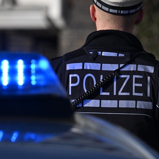 Polizisten vor Blaulicht - ein gerichtliches Verfahren gegen sechs Beamte ist in Ulm eingestellt worden.