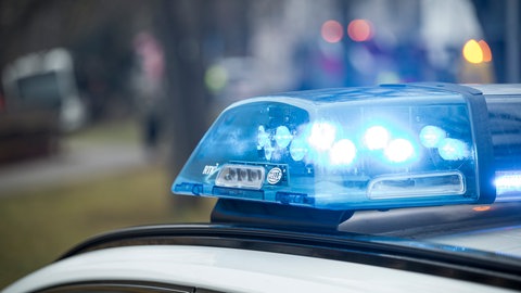 Blaulicht eines Streifenwagens (Symbolfoto): Ein Rentner aus dem Kreis Neu-Ulm ist fast zehn Jahre lang von einem vermeintlichen Investmentberater betrogen worden. 