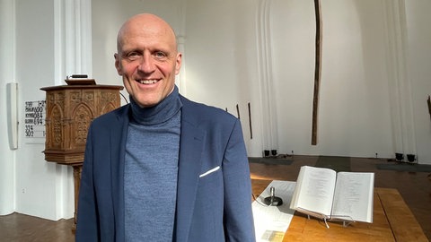 Pfarrer Johannes Knöller von der Petrusgemeinde in Neu-Ulm freut sich auf den 25. Mai. Dann können Paare spontan heiraten. Er erwartet einen intensiven Tag.