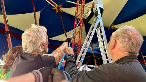 Beim Ulmer Zelt 2025 ziehen alle an einem Strang. Etwa 120 Ehrenamtliche helfen dabei, alles auf die Beine zu stellen. Zur Spielzeit kommen noch einmal weitere Hundert dazu.