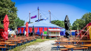 Auch der Biergarten ist beim Ulmer Zelt 2025 wieder geöffnet. Hier können die Gäste auch ohne Konzertticket einen Abend auf dem Zeltgelände verbringen.