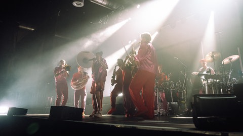 Die energiegeladene Fusion aus Urban Brass und kraftvollem Gesang: Moop Mama × Älice wollen den Ulmer Münsterplatz zum Beben bringen.