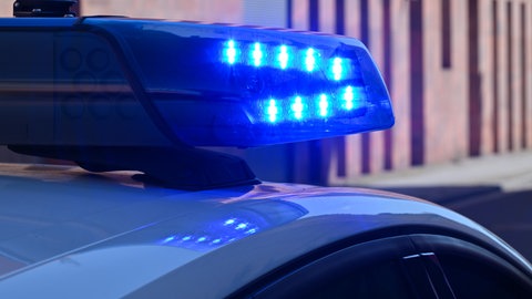 Blaulicht Polizei: In Illertissen hat am Freitag ein Fallschirmspringer die Landebahn verfehlt. Er schlug an den Rand eines Hallendachs und stürzte dann zu Boden. (Symbolfoto)