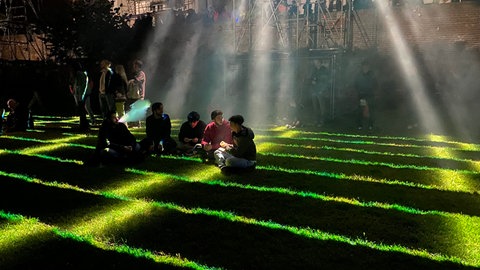 Auch das Publikum selbst kann Teil des großen Ganzen beim Open Air "Sound Bridges" werden. Etwa bei Lichtprojektionen auf der Fläche zwischen zwei Bühnen am Ulmer Donauufer.  