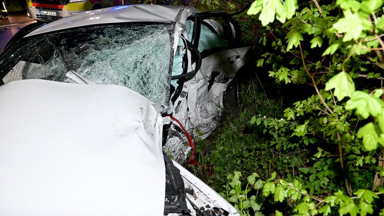 Die zwei am Unfall beteiligten PKW wurden durch den Zusammenparall in Böschungen geschleudert.