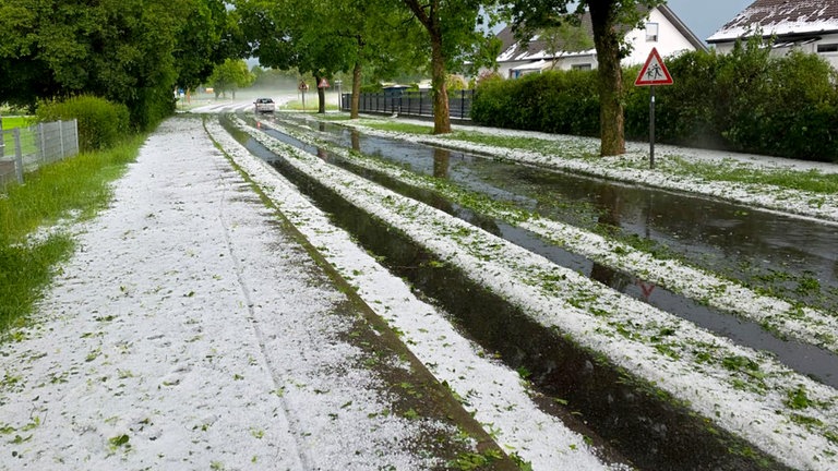 Weiße Pracht im Frühling: Zum Glück sind die Hagelkörner im Raum Ulm nicht wie befürchtet auf "Baseball-Größe" angewachsen.