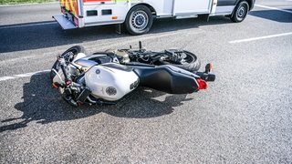 Bei dem Unfall auf der B29 bei Westhausen kam am Freitagabend ein 19-jähriger Motorradfahrer ums Leben.