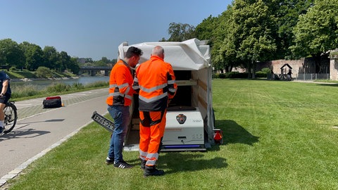 Schichtende für "Fiffi": Nach einem halben Tag auf der Ulmer Donauwiese wird Fiffi wieder zur EBU-Zentrale gebracht. Dort wird er wieder aufgeladen.