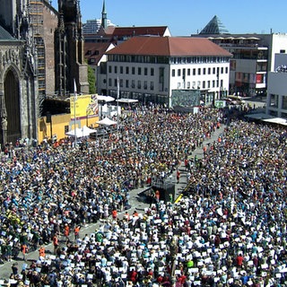 Mehr als 7.000 Bläserinnen und Bläser sind nach Angaben der Veranstalter auf dem Münsterplatz zur Schlussfeier zusammengekommen.