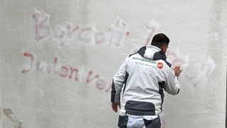 Maler entfernen die Schmierereien in Langenau. Ein Netzwerk aus verschiedenen Institutionen will gegen die antisemitische Hetze vorgehen. 
