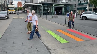 Ein Zebrastreifen, der gar kein Zebrastreifen ist: Klimaaktivisten haben diesen inoffiziellen Fußgängerüberweg in Ulm mit bunter Farbe aufgesprüht. An anderen Stellen hat die Gruppe zudem Verkehrsschilder abmontiert.