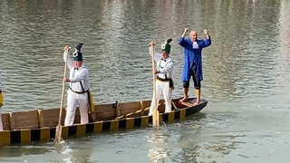 Fischerstecher feiert in Siegespose auf der Zille stehen