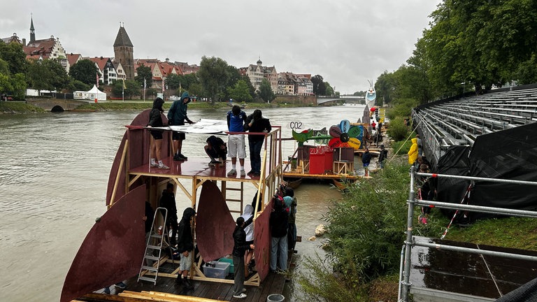 Mehrere Boote sind bereits auf der Donau und werten aktuell fertig gebaut. 