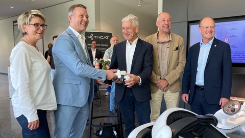 Die nächste Generation der VR-Brillen ist an der Universität Ulm auch schon im Einsatz. Bei der Präsentation des virtuellen Schockraums übergibt TriCAT-CEO Markus Heckersdorf symbolisch eine VR-Brille an Thomas Wirtz, Dekan der Medizinischen Fakultät der Uni Ulm. 