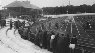 Das Donaustadion im Jahr 1925. Links die Holztribüne. Nun feiert das Stadion des SSV Ulm 1846 und der Ulmer Fußballer Jubiläum.