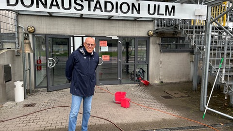 Wolfgang Beck vor dem Spielertunnel des Ulmer Donaustadions. Er freut sich über das Jubiläum des SSV Ulm 1846.