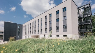 Ein neues Patienten- und Forschungsgebäude der Uniklinik Ulm ist am Mittwoch eröffnet worden. In dem Gebäude sollen künftig schwerstkranke Krebspatientinnen und -patienten mit neu entwickelten Medikamenten behandelt werden.