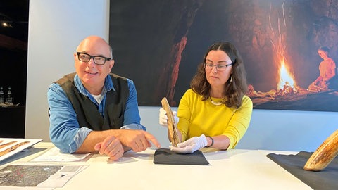 Archäologen der Universität Tübingen haben im Hohle Fels bei Schelklingen im Alb-Donau-Kreis das weltweit bislang größte Werkzeug aus Elfenbein entdeckt. Der Fund ist am Donnerstag im Urgeschichtlichen Museum in Blaubeuren präsentiert worden. 