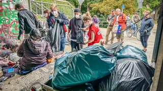 Mit der Aktion "Aufräumen statt Räumen" will die Partei die Linke auf die Situation der Wohnungslosen an der Eisenbahnbrücke in Ulm aufmerksam machen.