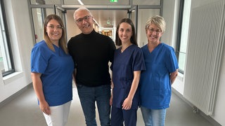 Sina, Masoud, Lily und Andrea Rastakhiz (v.l.n.r.) stehen Arm in Arm in einem Gang des Klinikums Heidenheim