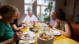 Gastgeberin Ruth Fichtner (ganz rechts) mit ihren unbekannten Gästen während der Vorspeise. Erste Gesprächsthemen sind das Essen und Urlaubsreisen.
