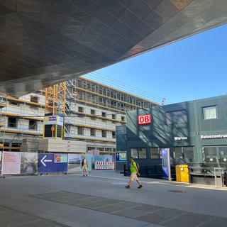 Eine Aufnahme des Reisezentrums und des eingerüsteten Bahnhofsgebäudes. Der Hauptbahnhof soll im Januar 2026 für vier Wochen komplett gesperrt werden. Das bestätigte die Deutsche Bahn.