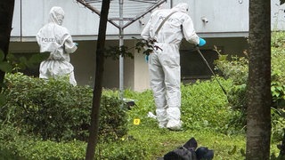 In der Ulmer Weststadt wurde ein offenbar psychisch auffälliger Mann von der Polizei angeschossen. Die Spurensicherung ist vor Ort.