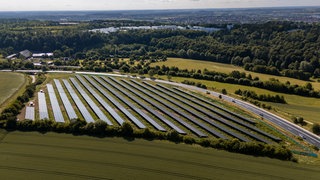 In diese Photovoltaikanlage im Örlinger Tal bei Ulm, die 2025 in Betrieb gegangen ist, können Bürgerinnen und Bürger künftig investieren.