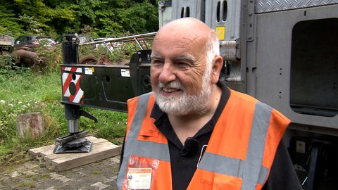 Der Blick auf den angelieferten Kessel: Hans-Karl Kunhäuser, genannt Kuni, freut sich. Die Dampflok bei ihm in Amstetten ist bald endlich wieder komplett.