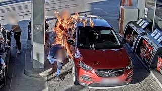 Ein brennendes Auto an einer Tankstelle in Ehingen. Der Fahrer soll mit einem Feuerzeug den Brand verursacht haben. 