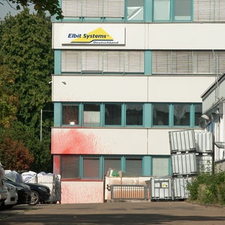 Mehrere Täter haben am frühen Montagmorgen in Ulm das Gebäude des israelischen Rüstungskonzern Elbit attackiert. Fünf Tatverdächtige sind inzwischen in Untersuchungshaft.