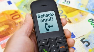 In Aalen ist ein 42-jähriger Mann durch einen Schockanruf um Geld, Gold und Schmuck im Wert von mehr als 20.000 Euro gebracht worden (Symbolbild).