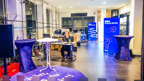 SWR-Nachrichtenredakteurin Maja Nötzel im PopUp Studio.