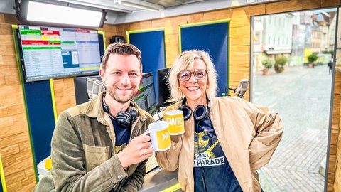 Die SWR1-Moderatoren Stefanie Anhalt und Corvin Tondera-Klein mit dem Medialiner auf dem Marktplatz in Schwäbisch Gmünd.