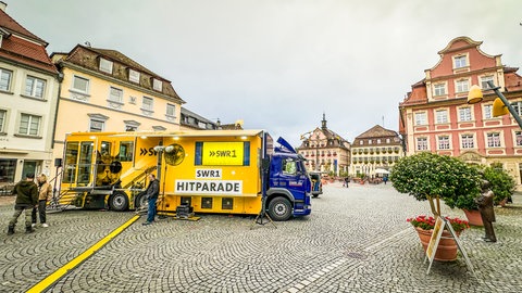 Die SWR1-Moderatoren Stefanie Anhalt und Corvin Tondera-Klein mit dem Medialiner auf dem Marktplatz in Schwäbisch Gmünd.