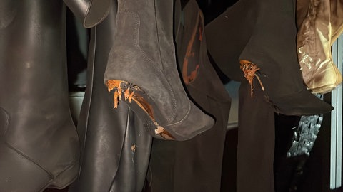 Extreme Hitze hat den Absatz dieser Schuhe im Lager des Theaters Ulm schmelzen lassen.
