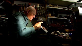 Georg Jitaru in seinem Element: Er mag den Geruch von Leder und Klebstoff. Der 92-Jährige arbeitet täglich bis 17 Uhr in seiner Werktstatt.