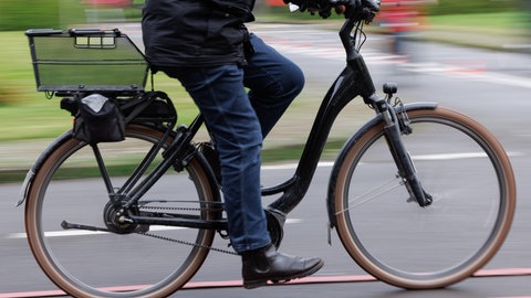 Falsche Polizisten haben in Sontheim an der Brenz eine Fahrradkontrolle vorgetäuscht. Und dabei einen Pedelec-Fahrer bestohlen. Die Polizei sucht Zeugen von dem Diebstahl.