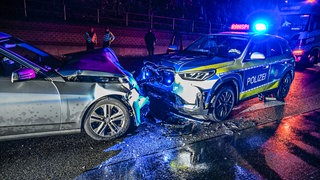 Ein alkoholisierter  Autofahrer kracht auf der B29 bei Aalen frontal in ein Polizeiauto. Bei dem Unfall wurden zwei Menschen verletzt. 