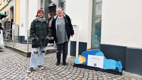 Künstlerin Eva Hoch zusammen mit Sabine Mann. Ihr Schicksal ist eines von vielen wohnungslosen und obdachlosen Menschen in Aalen. 