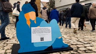 Insgesamt zehn Holzfiguren erzählen die persönliche Geschichten von Menschen ohne ein festes Zuhause. Die Ausstellung ist von der Wohnungsnotfallhilfe der Stadt Aalen.