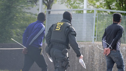 2018 kam es in der LEA Ellwangen wegen der Abschiebung eines Geflüchteten zu Auseinandersetzungen und zu einem Großeinsatz der Polizei (Archivbild).
