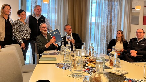 Die Organisatoren haben am Mittwoch das Konzept und das Programm des Ulmer Weihnachtsmarktes bei einer Pressekonferenz vorgestellt. In der Bildmitte sitzen Messe-Chef Jürgen Eilts (links) und Oberbürgermeister Martin Ansbacher.
