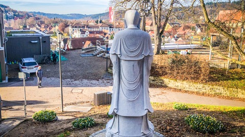 Guter Ausblick vom Zeiselberg auf Schwäbisch Gmünd: Die dreieinhalb Meter hohe Buddha-Statue ist in der Stadt nicht unumstritten. 