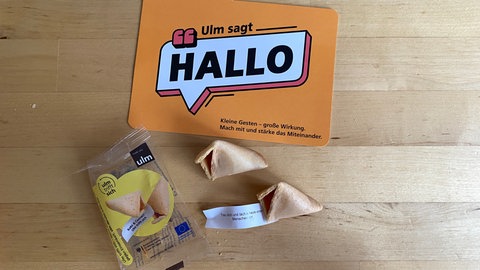 Die Aktion "Ulm sagt Hallo". Mit Postkarten und Glückskeksen gegen die Einsamkeit. Sie sollen das Eis brechen und einsamen Menschen helfen auf andere zuzugehen. 