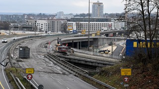 Die Wallstraßenbrücke in Ulm, Blickrichtung Süden. Der gesperrte westliche Teil wird im neuen Jahr abschnittsweise abgebrochen.